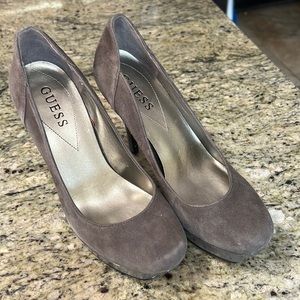 Guess grey suede pumps